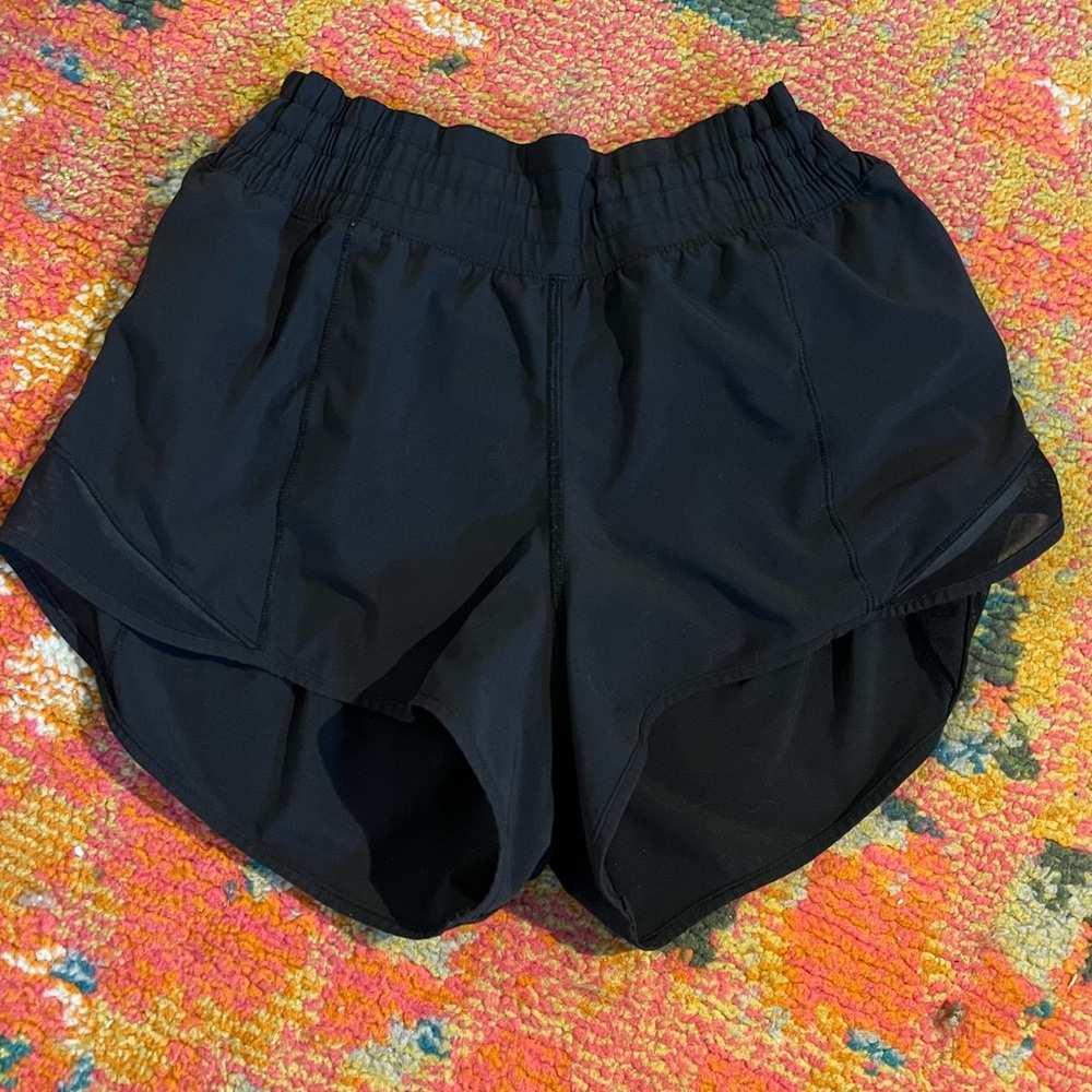 Lulu high rise hotty hot short 2.5 inch